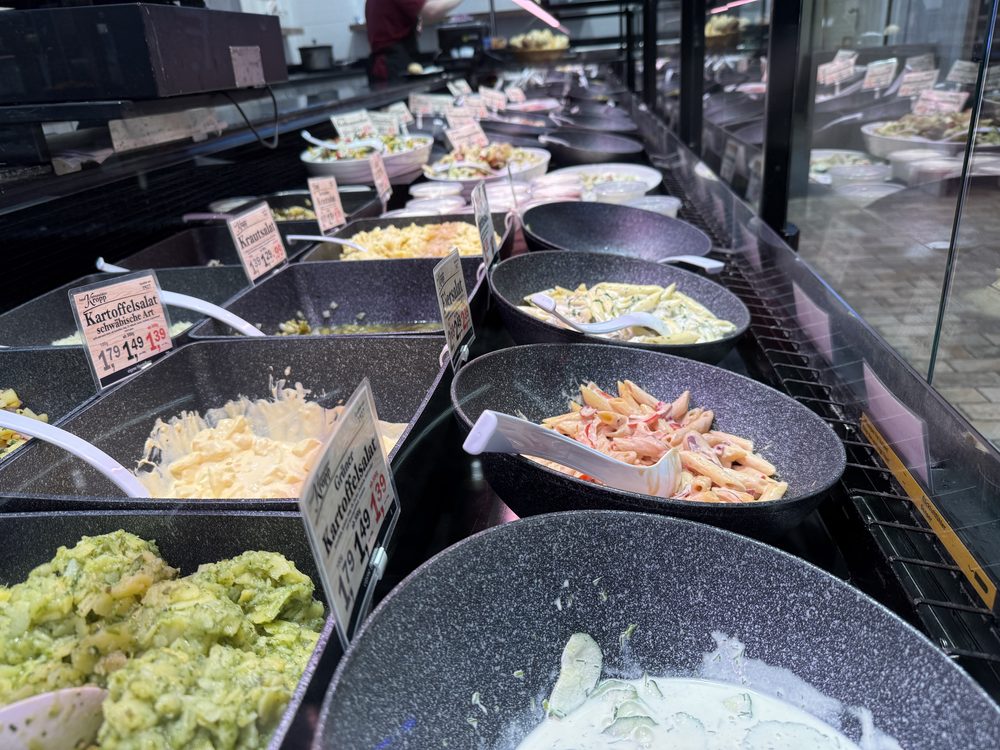 Salattheke von Kropp Feinkost in den Gropiuspassagen, Marktgasse