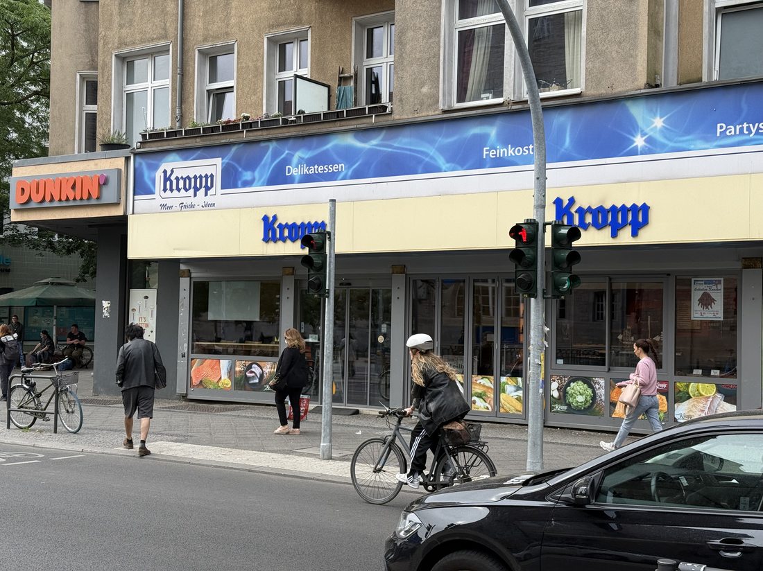 Kropp Feinkost Außenansicht in der Karl-Marx-Straße, Berlin-Neukölln