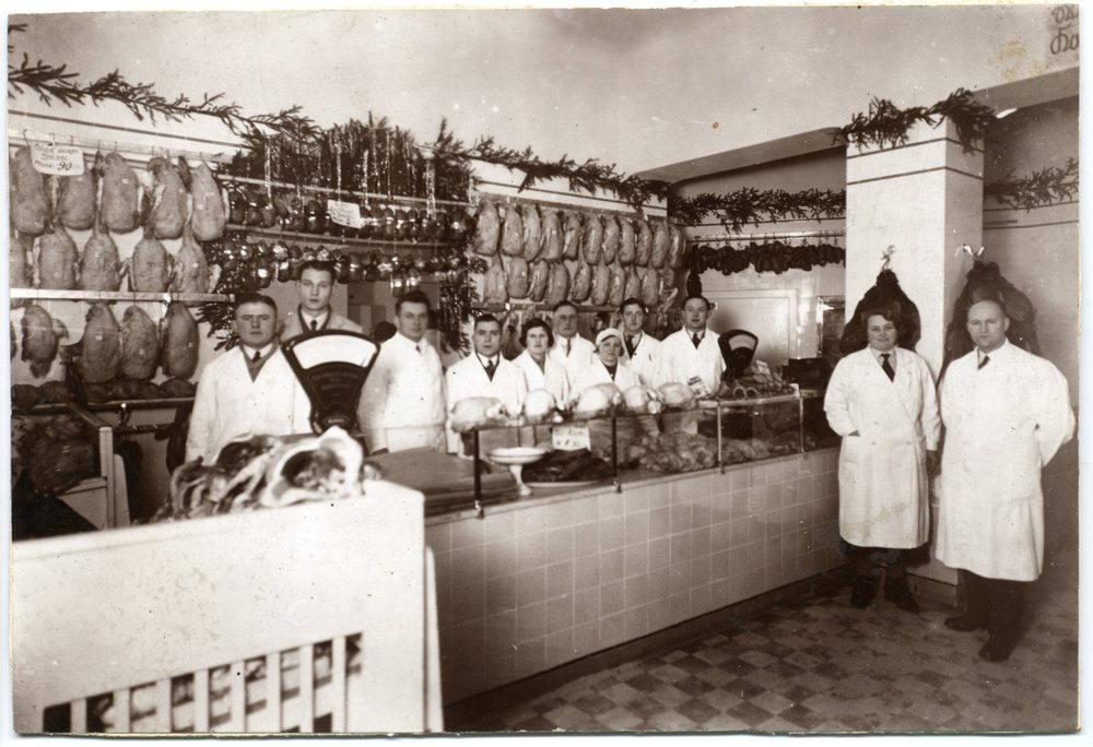 Erich Kropp im Fischfachgeschäft – Gründer der Feinkostmanufaktur Kropp, 1927